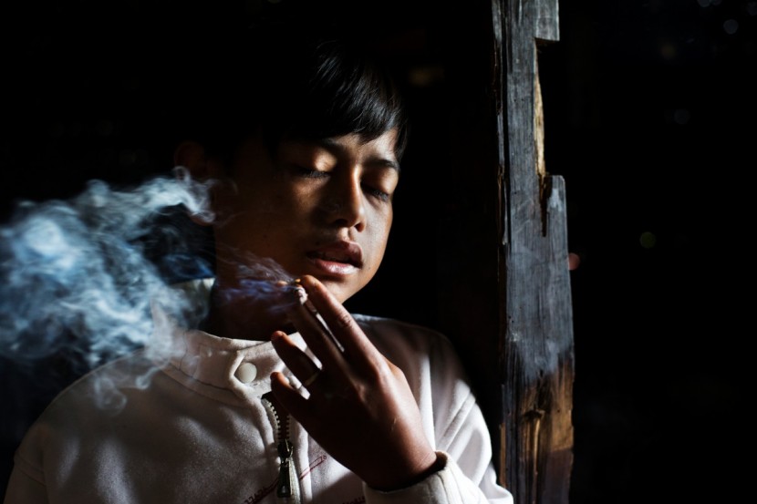 Юные курильщики Малазии