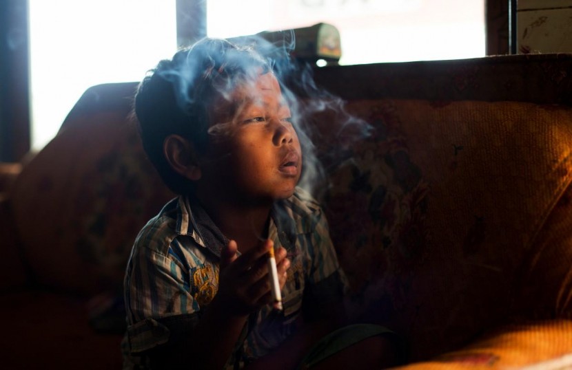 Юные курильщики Малазии