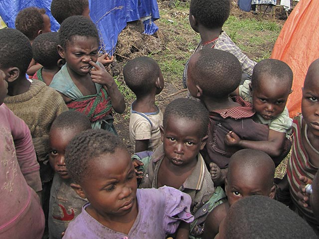 Католическая церковь сделала беспризорниками 50 тысяч детей в столице Конго из-за обвинений в колдовстве