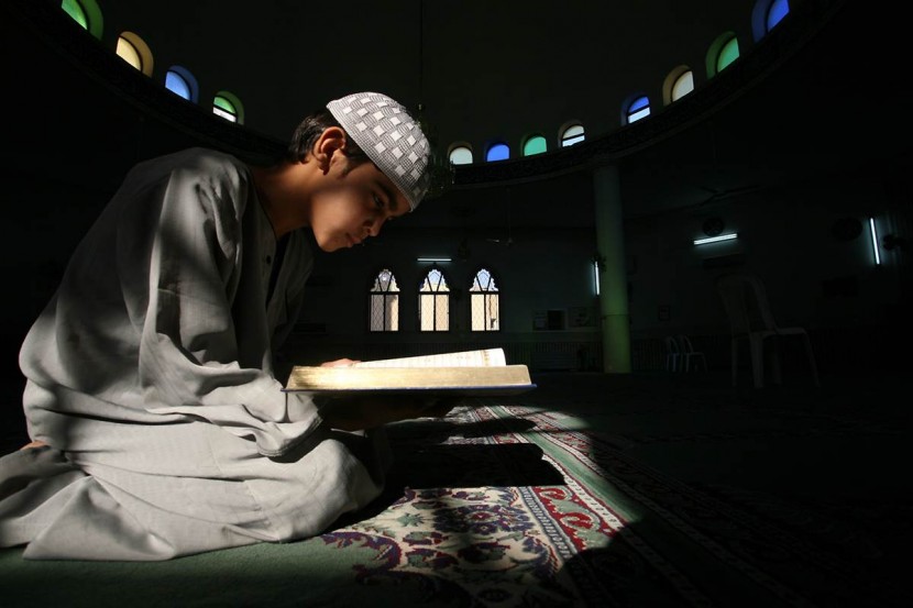 Мальчик в мечети, молитва