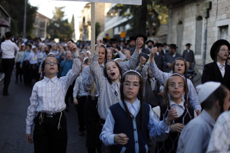 Дети ортодоксы, маленькие хасиды на улицах Израиля