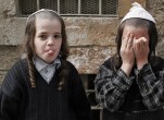 Дети ортодоксы, маленькие хасиды на улицах Израиля