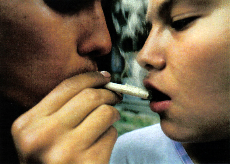 Американцы не видят опасности в массовом курении анаши школьниками