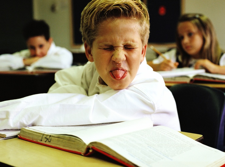 мальчик высунул язык на уроке