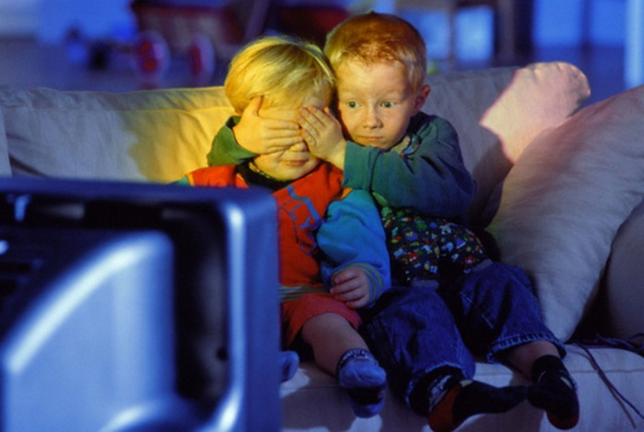 Дети перед телевизором