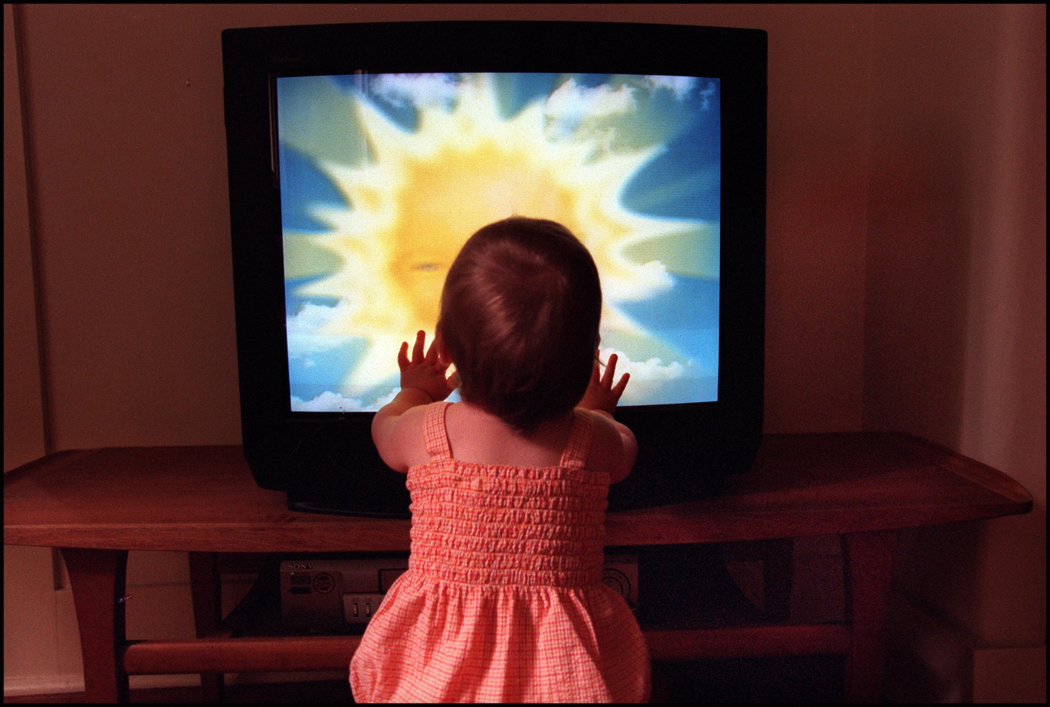Ребенок перед телевизором