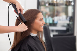 Особенности выпрямления волос в салоне красоты