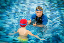 Чем поможет фитнес-тренер по плаванию?