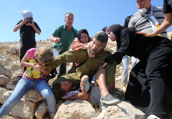 Арабские учителя приучают детей избивать израильских солдат