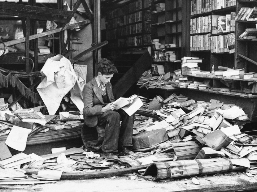 На развалинах библиотеки