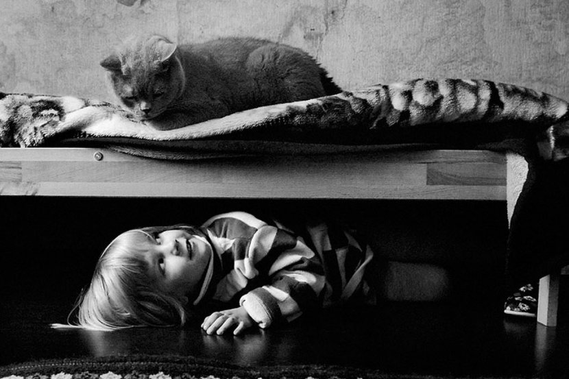 Маленькая девочка и кот по имени Том