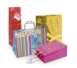 Подарочные сумочки, какие лучше использовать: бумажные или пластиковые?